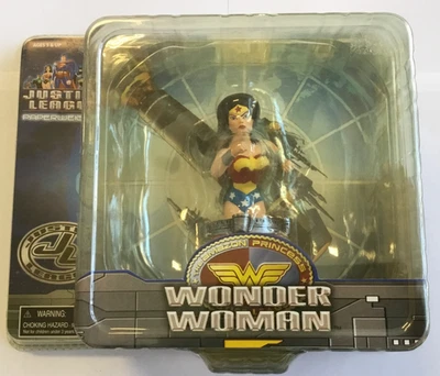 MUJER MARAVILLA La Princesa Amazónica Liga de la Justicia PISAPAPELES Monograma Obras Maestras Foto 1 de 4