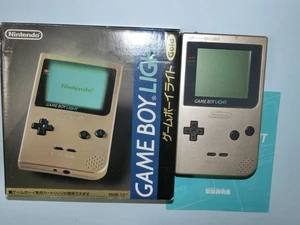 Nintendo Game Boy Light Gold mit Box & Handbuch getestet - Bild 1 von 8