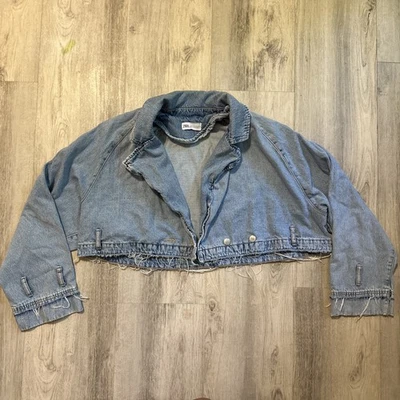 Jaqueta jeans Zara feminina tamanho M lavagem leve cropped quadrada manga larga casual - Imagem 1 de 4
