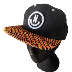 Neff schwarz Snapback bestickt Mütze gewebt orange Krempe Logo Festival Herren Einheitsgröße - Bild 1 von 6