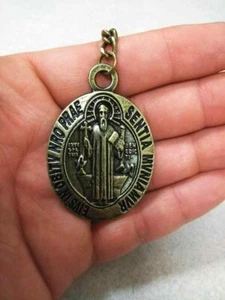NUEVO GRAN OVALADO SAN BENITO SANTO BENEDICTO LLAVERO DE METAL ANTIGUO COLOR DORADO - Imagen 1 de 6