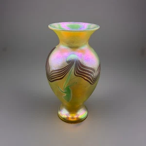 Vandermark Kunstglas Pilled Feder irisierende Vase mit grünen Akzenten signiert - Bild 1 von 5