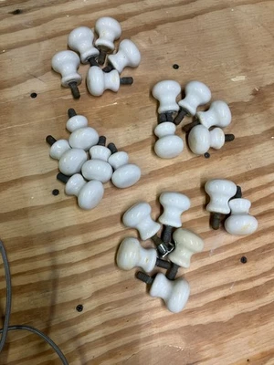 22 accesorios de plomería antiguos de porcelana de 1 1/2" perillas de alta resistencia con tornillos de latón Foto 1 de 4