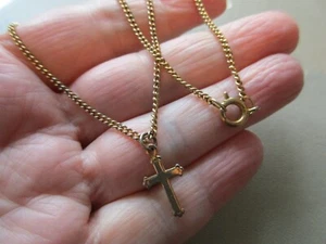 COLGANTE DE ENCAJE NECkENCAJE DE CRUZ RELIGIOSA TONO DORADO DE COLECCIÓN CON ENCANTO DORADO - Imagen 1 de 3