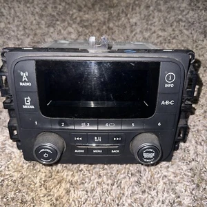 2013 RAM 1500 DODGE Radio Stereo Receiver AM/FM OEM P68137113AD *A5736 - Imagen 1 de 4