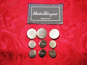 SET BOTTONI BLAZER METALLO LOGO FIRMA ARGENTO SALVATORE FERRAGAMO 3-20MM 6-15MM - Foto 1 di 13