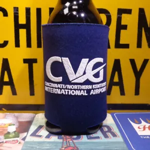CVG - CINCINNATI / NORTHERN KENTUCKY INTERNATIONAL AIRPORT "Koozie x1" NOS - Picture 1 of 4