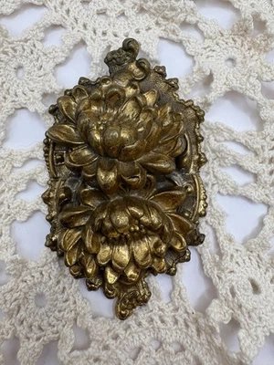 Clip de Vestido Estilo Art Nouveau Doble Crisantemo Vintage Latón Repousse Foto 1 de 3