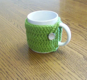 Acogedora taza de café abotonada verde crochet a mano aguacate - Imagen 1 de 3