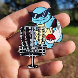 Pin de golf de disco - accesorio de bolsa perfecto. Gráficos divertidos y detallados. Pin de estante superior - Imagen 1 de 3
