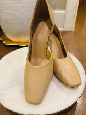 Bomba de couro macio VINCE Tiana biqueira quadrada em cappuccino tamanho 6.5, $325 agora $69.98 - Imagem 1 de 4