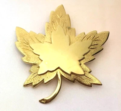 Винтажная золотистая металлическая брошь с подписью Моне из кленового листа, вдохновленная природой - Изображение 1 из 4