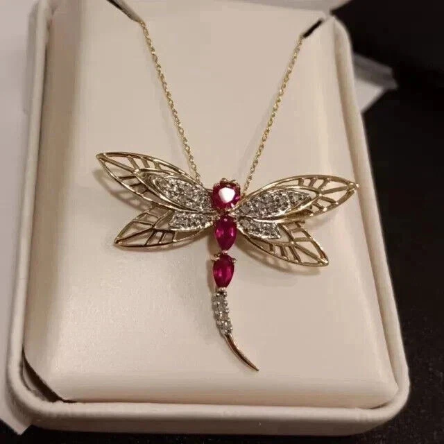 Colgante libélula para mujer enchapado en oro amarillo de 14 quilates corte pera rubí rosa simulado Foto 1 de 4