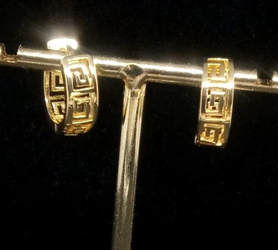 Маленький желтый позолоченный греческий ключ Huggie обруч серьги мужчин/женщин новый без ЯРЛЫКОВ '25  - Изображение 1 из 4