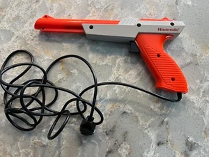 Original 1985 Nintendo NES Zapper Duck Hunt Gun NES-005 Orange UNTESTED - Picture 1 of 6