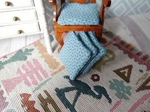 4 Stuhl-KISSEN 3,8x3,6cm,petrol-taubenblau für Puppenstube 1:12,Handarbeit - Bild 1 von 1