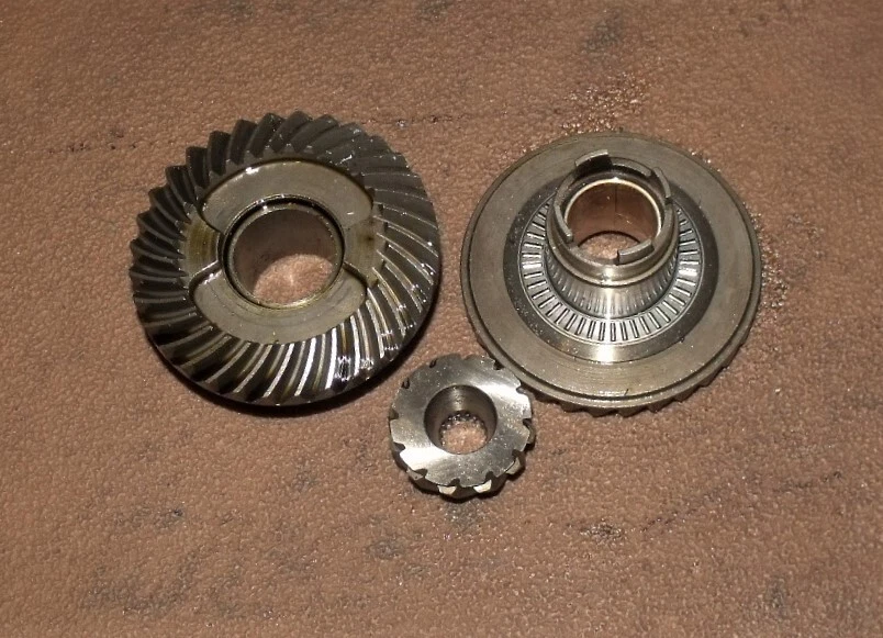 Johnson 70 HP Gear Set Forward Pinion Reverse PN 0385513 - Image 1 of 3