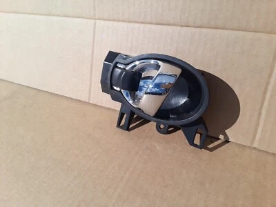 Nissan Versa 2015 sedán 4P puerta trasera izquierda manija interior cromada OEM Foto 1 de 4