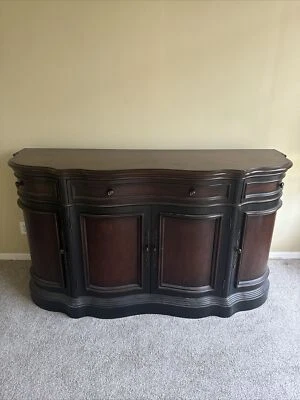 Hooker Furniture Preston Ridge Tres Cajones/Cuatro Puertas Credenza 864-85-122 Foto 1 de 4