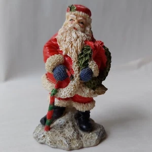 Fröhlicher Weihnachtsmann mit Kranz und Stock Figur Harz 4" handbemalt - Bild 1 von 9