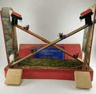 Le double Toboggan Nouveau Jeu de Societe Holzspielzeug Blechfahrzeuge um 1905