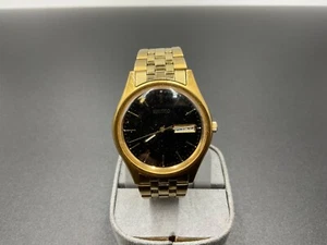 Orologio Seiko 7N43-9048 tono oro giorno/data uomo quarzo discrete condizioni batteria nuova - Foto 1 di 9