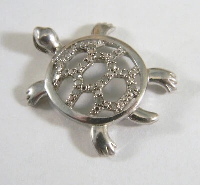 Dije/colgante de tortuga de plata de ley con detalles de diamantes Foto 1 de 4