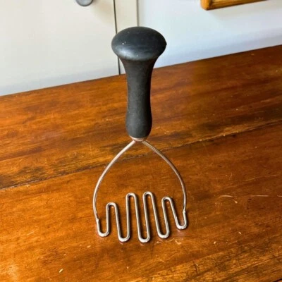 Trituradora de patatas de acero inoxidable mango de agarre suave para puré de papas, aguacates Foto 1 de 2