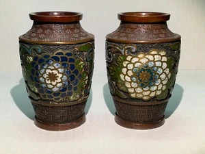 Vintage Paar Champleve/Cloisonne Vasen Blumenmuster in Rosa, Blau, Grün & Weiß - Bild 1 von 6