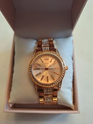 Reloj Juicy Couture etiqueta negra color oro rosa con pedrería transparente Foto 1 de 4