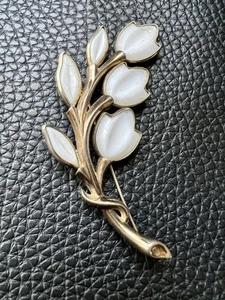 Vintage Krone Trifari goldfarbene Milchglas Blumen Brosche Anstecknadel 2,75" lang - Bild 1 von 7