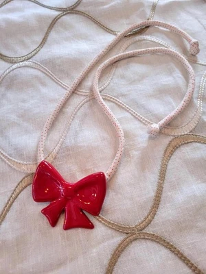 Collar con lazo rojo de cerámica de colores voladores vintage - joyería llamativa de los años 80 Foto 1 de 4