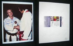 Original INSTRUCTOR & BODYGUARD WAYNE CARMAN signiertes FOTO MIT ELVIS PRESLEY - Bild 1 von 3