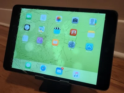 Ipad mini 1st gen black AS-IS, Fully Working, Cracked Screen FOR MONITOR/DISPLAY - Image 1 of 4