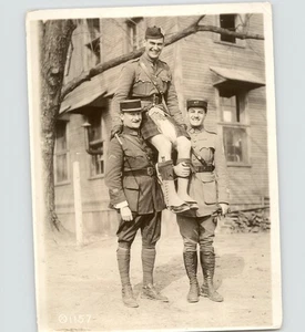Oficiales franceses llevan oficial escocés en falda escocesa DIVERSIÓN ALIADA PRIMERA GUERRA MUNDIAL 1918 foto de prensa - Imagen 1 de 2