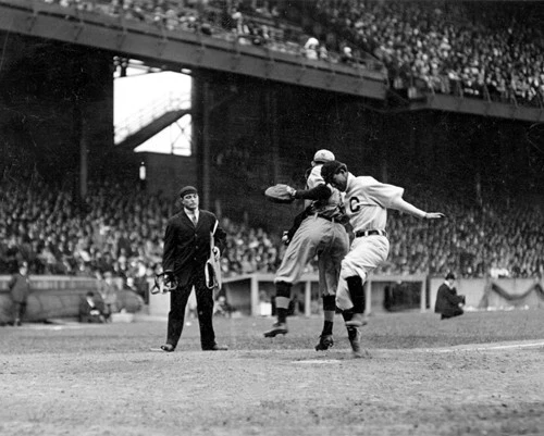 Foto de Cleveland Naps Joe Jackson en casa en League Park vs NY Highlanders 1911 Foto 1 de 1
