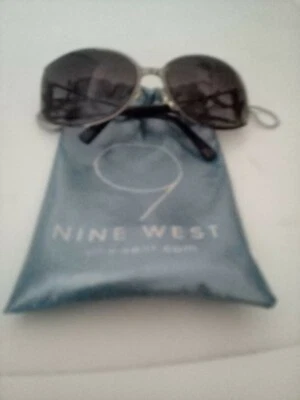 Nine West 女式蝴蝶太阳镜黑色 NW559S 515 渐变 56-17-135 全新 — 第 1/4 张图片