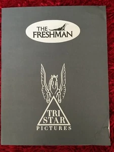The FRESHMAN 1990 Movie Studio Press Kit Inc: 3 fotos de prensa Marlon Brando RARO - Imagen 1 de 6