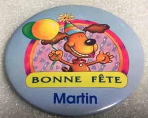 Vintage 3  Button Pinback BONNE FETE MARTIN Chien Macaron HAPPY BIRTHDAY Dog - Foto 1 di 9