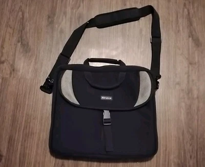 Capa de neoprene Targus com alça de ombro para notebooks de 16 polegadas - Imagem 1 de 4