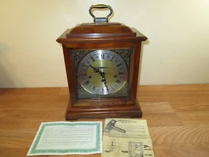 Orologio vintage Howard Miller modello 612-437 a mantello con chiave movimento 340-020 - Foto 1 di 6