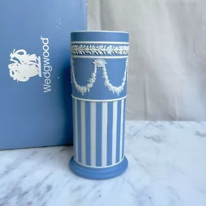 Wedgwood Blue Jasperware Striped 7529 Spill Vase With Daisy & Wreath Design - Picture 1 of 6