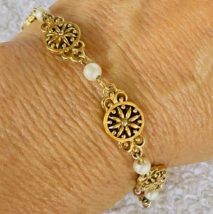 Vintage MONET Dainty Bracelet Faux Pearls Gold Tone Chain Daisy Floral Flower - Picture 1 of 11