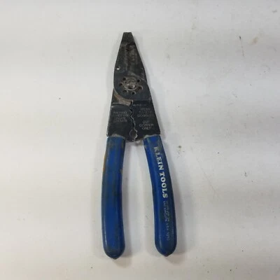 Klein Tools 1010 Nariz Larga Multi Herramienta Pelacables, Cortadores de Alambre, Herramienta de Prensado Foto 1 de 4