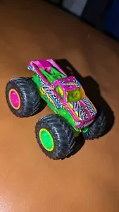 Small Hot Wheels Monster Jam Torque Terror 1:64 Truck Neon Gebraucht - Bild 1 von 6