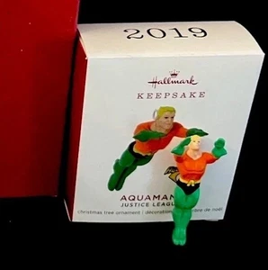 Hallmark Aquaman Storm DC Comics MINI ORNAMENTO-Ornamento ricordo NUOVO "COME NUOVO" - Foto 1 di 3