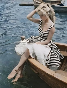 BRIGITTE BARDOT - gestreiftes Kleid und Petticoats - 5 x 7 bedruckt - Bild 1 von 2