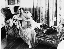 1104-24 Alma Rubens her pup on chaise lounge 1104-24 1104-24