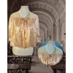 Vintage 30s Peach Pink Satin Ivory Chantilly Lace Bow Neckline Bed Jacket Size L - Picture 1 of 3
