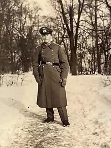 Foto de la Segunda Guerra Mundial oficial alemán de la Wehrmacht entre árboles llenos de nieve - Imagen 1 de 4